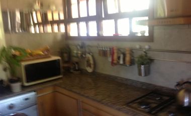 San Miguel de Ghiso Country Club, Chalet de tres dormitorios, dos baño.
En planta baja living comedor con vista al golf, toilete, cocina comedor, habi