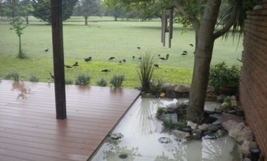 San Miguel de Ghiso Country Club, Chalet de tres dormitorios, dos baño.
En planta baja living comedor con vista al golf, toilete, cocina comedor, habi