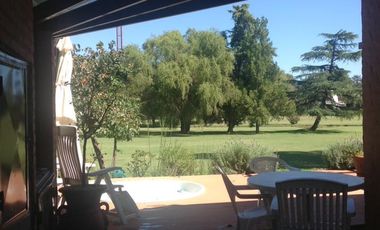 San Miguel de Ghiso Country Club, Chalet de tres dormitorios, dos baño.
En planta baja living comedor con vista al golf, toilete, cocina comedor, habi