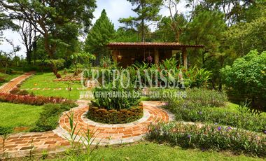 Se Vende Casa de Montaña con Arquitectura Única en Altos del Maria