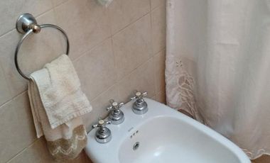 EXCELENTE DEPTO DE 3 AMB AMPLIO Y LUMINOSO A METROS DE CENTRO COMERCIAL.