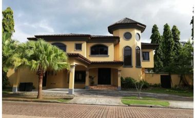 Se Vende Casa de Lujo bien Situada en La Urb La Antigua Costa del Este