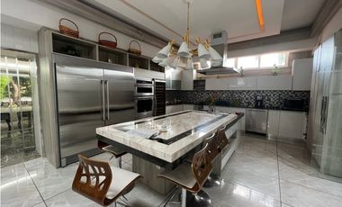 Venta de Casa con Piscina  en Altos del Golf