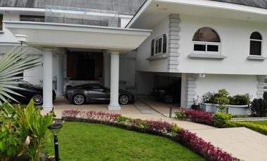 Venta de Casa con Piscina  en Altos del Golf