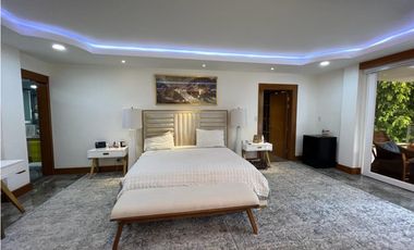 Venta de Casa con Piscina  en Altos del Golf