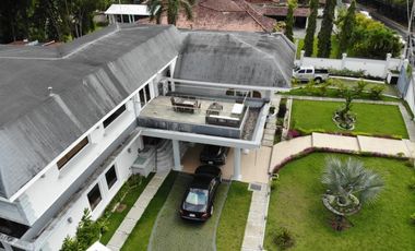 Venta de Casa con Piscina  en Altos del Golf