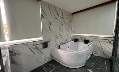 Venta de Casa con Piscina  en Altos del Golf