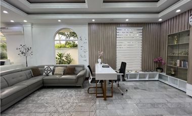 Venta de Casa con Piscina  en Altos del Golf