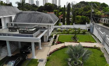 Venta de Casa con Piscina  en Altos del Golf