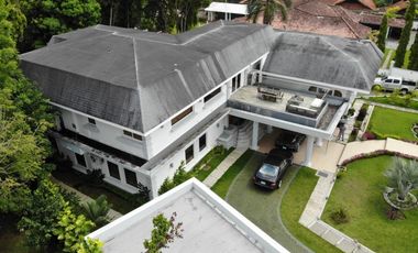 Venta de Casa con Piscina  en Altos del Golf