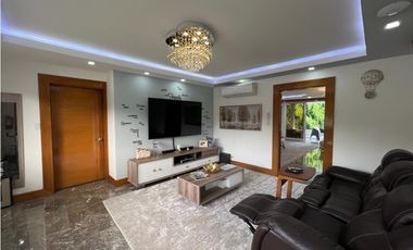 Venta de Casa con Piscina  en Altos del Golf