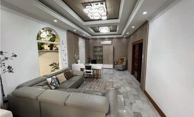 Venta de Casa con Piscina  en Altos del Golf