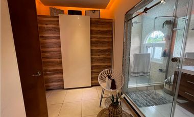 Venta de Casa con Piscina  en Altos del Golf