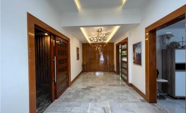 Venta de Casa con Piscina  en Altos del Golf