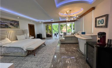 Venta de Casa con Piscina  en Altos del Golf