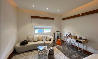 Venta de Casa con Piscina  en Altos del Golf