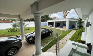 Venta de Casa con Piscina  en Altos del Golf