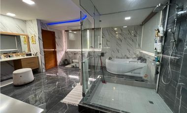 Venta de Casa con Piscina  en Altos del Golf