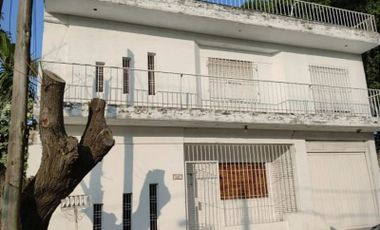Casa en venta de 5 ambientes con cochera en Ituzaingó Sur