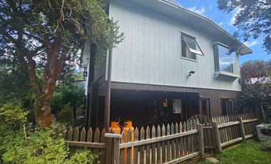 CASA ASILADA DE 3 PISOS EN LOS MOLINOS