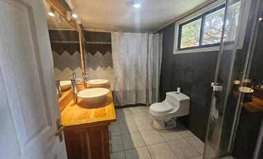 CASA ASILADA DE 3 PISOS EN LOS MOLINOS