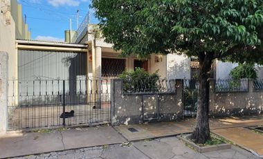 Casa sobre lote propio de tres ambientes ubicada a pocas cuadras de importante avenida con acceso inmediato al centro de San Justo.