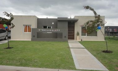 Casa 4 ambientes con dependencia y cochera en venta en Villanueva