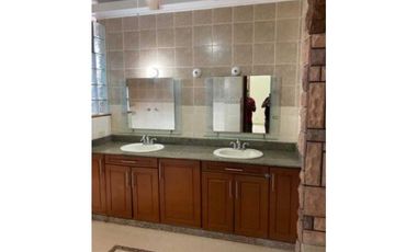 VENTA DE EDIFICIO EN SAN FRANCISCO 2 APARTAMENTOS Y 3 OFICINAS