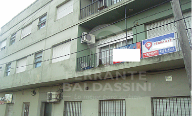 BURZACO DEPTO DE 3 AMB EN 1ER PISO. EXCELENTE UBICACION S/AV.HIPOLITO IRIGOYEN. A POCAS CDRAS ESTAC.BURZACO.LINEAS COLECTIVO X ESQUINA: CAÑUELAS, 501,