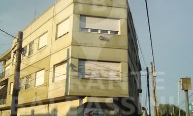 BURZACO DEPTO DE 3 AMB EN 1ER PISO. EXCELENTE UBICACION S/AV.HIPOLITO IRIGOYEN. A POCAS CDRAS ESTAC.BURZACO.LINEAS COLECTIVO X ESQUINA: CAÑUELAS, 501,