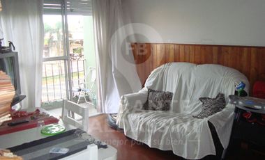 BURZACO DEPTO DE 3 AMB EN 1ER PISO. EXCELENTE UBICACION S/AV.HIPOLITO IRIGOYEN. A POCAS CDRAS ESTAC.BURZACO.LINEAS COLECTIVO X ESQUINA: CAÑUELAS, 501,