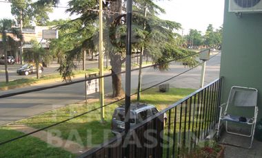 BURZACO DEPTO DE 3 AMB EN 1ER PISO. EXCELENTE UBICACION S/AV.HIPOLITO IRIGOYEN. A POCAS CDRAS ESTAC.BURZACO.LINEAS COLECTIVO X ESQUINA: CAÑUELAS, 501,