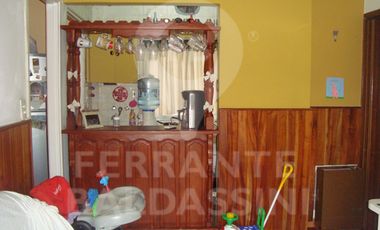 BURZACO DEPTO DE 3 AMB EN 1ER PISO. EXCELENTE UBICACION S/AV.HIPOLITO IRIGOYEN. A POCAS CDRAS ESTAC.BURZACO.LINEAS COLECTIVO X ESQUINA: CAÑUELAS, 501,