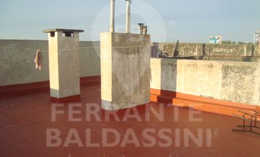 BURZACO DEPTO DE 3 AMB EN 1ER PISO. EXCELENTE UBICACION S/AV.HIPOLITO IRIGOYEN. A POCAS CDRAS ESTAC.BURZACO.LINEAS COLECTIVO X ESQUINA: CAÑUELAS, 501,