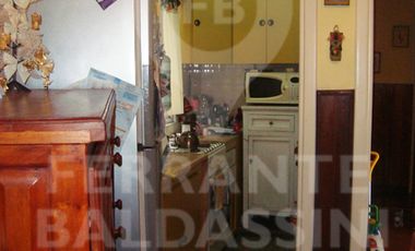 BURZACO DEPTO DE 3 AMB EN 1ER PISO. EXCELENTE UBICACION S/AV.HIPOLITO IRIGOYEN. A POCAS CDRAS ESTAC.BURZACO.LINEAS COLECTIVO X ESQUINA: CAÑUELAS, 501,