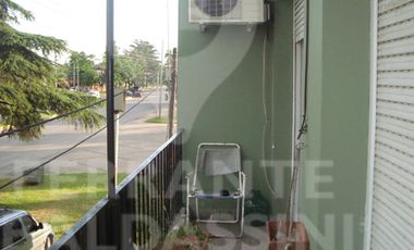 BURZACO DEPTO DE 3 AMB EN 1ER PISO. EXCELENTE UBICACION S/AV.HIPOLITO IRIGOYEN. A POCAS CDRAS ESTAC.BURZACO.LINEAS COLECTIVO X ESQUINA: CAÑUELAS, 501,