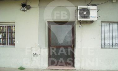 BURZACO DEPTO DE 3 AMB EN 1ER PISO. EXCELENTE UBICACION S/AV.HIPOLITO IRIGOYEN. A POCAS CDRAS ESTAC.BURZACO.LINEAS COLECTIVO X ESQUINA: CAÑUELAS, 501,