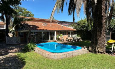 Venta casa 4 ambientes con cochera y fondo libre con piscina en Berazategui