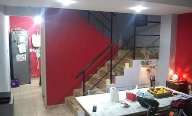 P-H EN DOS PLANTAS EN ESQUINA DE 3 AMBIENTES Y ENTRADA DE AUTO