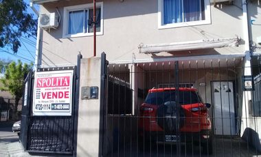 P-H EN DOS PLANTAS EN ESQUINA DE 3 AMBIENTES Y ENTRADA DE AUTO