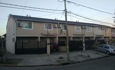 P-H EN DOS PLANTAS EN ESQUINA DE 3 AMBIENTES Y ENTRADA DE AUTO