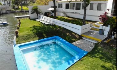 HOTEL EN VENTA A ORILLA DEL LAGO 