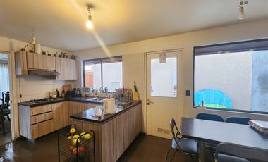 Casa en venta de 4 dorm. El Polo de Machali, buena ubicación