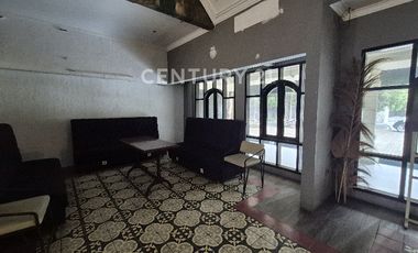 Rumah Klasik Bergaya Arsitektur Eropa Parkiran Luas Di Dago