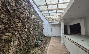 Rumah Klasik Bergaya Arsitektur Eropa Parkiran Luas Di Dago