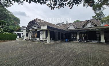 Rumah Klasik Bergaya Arsitektur Eropa Parkiran Luas Di Dago
