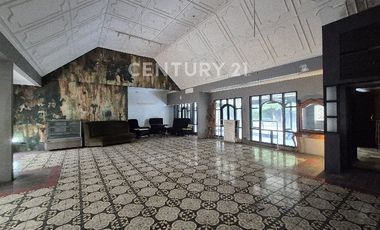 Rumah Klasik Bergaya Arsitektur Eropa Parkiran Luas Di Dago