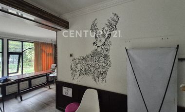 Rumah Klasik Bergaya Arsitektur Eropa Parkiran Luas Di Dago