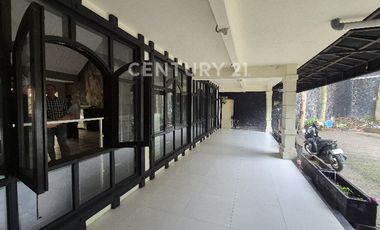 Rumah Klasik Bergaya Arsitektur Eropa Parkiran Luas Di Dago