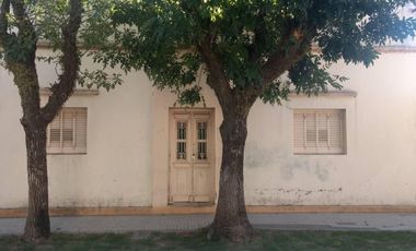 VENTA SANTA LUCIA, DTO LAVALLE. CALLE  REPUBLICA DEL LIBANO 500 CASA EN PLANTA BAJA 3 HABITACIONES GARAGE 836m2 TERRENO